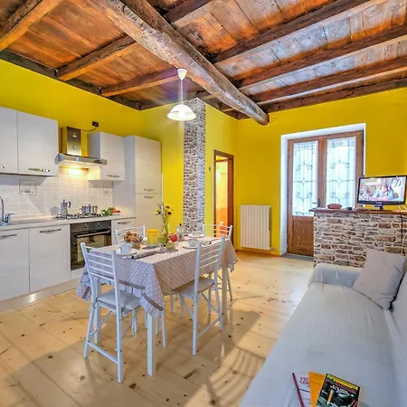 Petit Coeur Dans L' Ancien Village - Happy