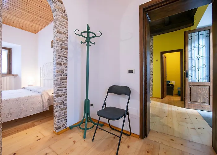 Petit Coeur Dans L' Ancien Village - Happy