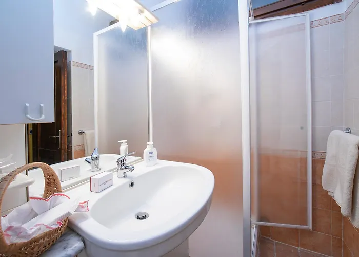 Petit Coeur Dans L' Ancien Village - Happy * Brovello-Carpugnino