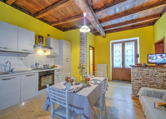 Petit Coeur Dans L' Ancien Village - Happy