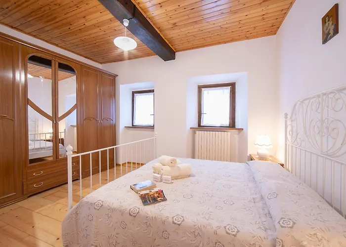 Petit Coeur Dans L' Ancien Village - Happy *