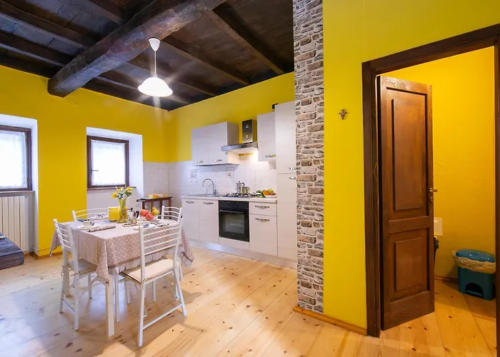 Petit Coeur Dans L' Ancien Village - Happy * Brovello-Carpugnino