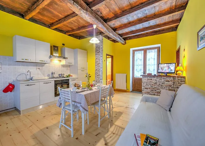 Petit Coeur Dans L' Ancien Village - Happy